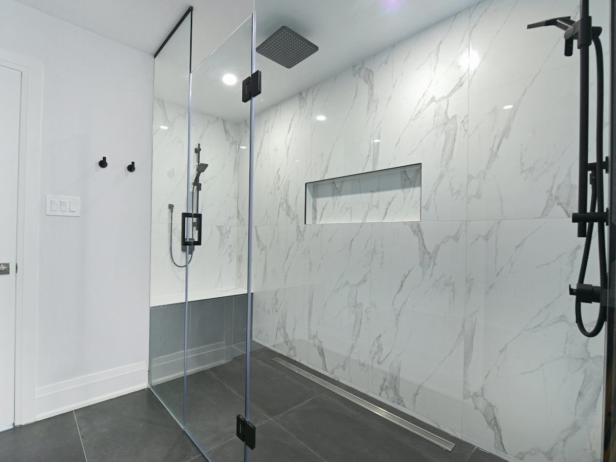 Frameless shower cabin